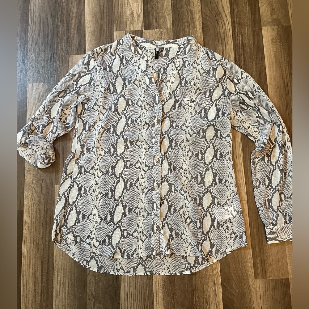 Kut from the Kloth Sinclaire Snake Print Button Down Blouse SZ Large - Picture 4 of 11